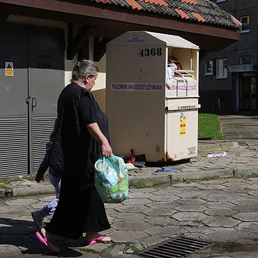 Wolin: Brudne i �mierdz�ce szmaty wysypuj� si� z pojemnika