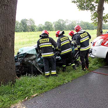 Kamie� Pomorski: Uderzy� w drzewo. Kierowca zgin��