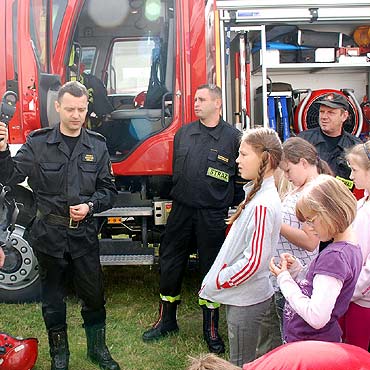 Dziwnów: Policja uczy i bawi kolonistów