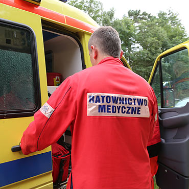 Chcia�a unikn�� zderzenia. Wjecha�a do rowu