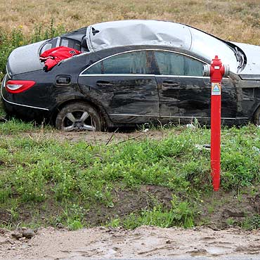 Dziwn�wek: Mercedes wpad� do rowu. Ranna jedna osoba