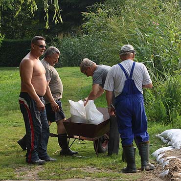 Golczewo: W�dkarze umacniali wa�y