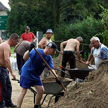 Golczewo: Wędkarze umacniali wały