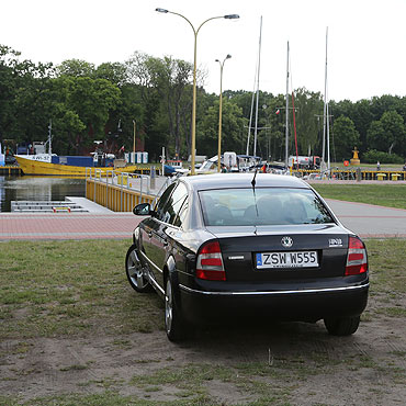 Prezydent �winouj�cia parkuje na trawniku?