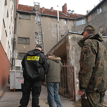 Tragiczny wypadek. Robotnik spad� z dachu