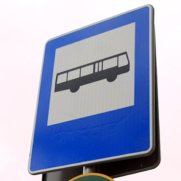 Pasa�erowie chc� wiat na przystankach