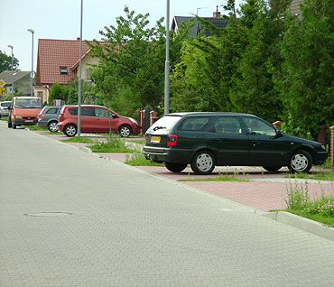 Kamień Pomorski: Parkują na podjazdach. Utrudniają przejście