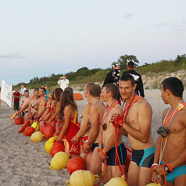 Dziwn�w: Ratownicy i ratowniczki przeszli chrzest morski