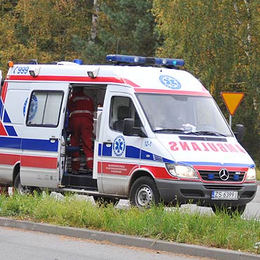 Ciągnik potrącił kobietę. Trafiła do szpitala