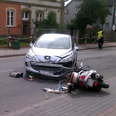 Wolin: Kierowca peugeota uderzy� w skuter. Ranna jedna osoba