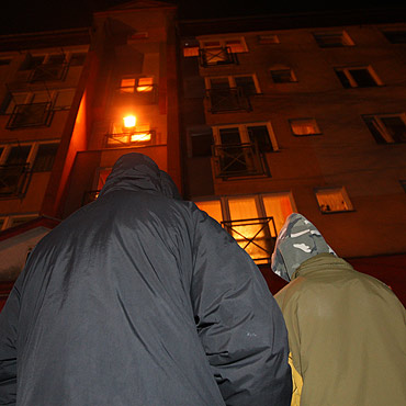 Agresywna m�odzie� uszkodzi�a policyjny radiow�z