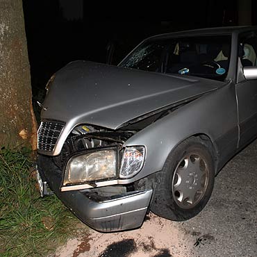 Mercedesem uderzyła w drzewo. Jedna osoba ranna