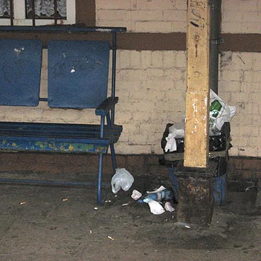 Mi�dzyzdroje: �mieci wysypuj� si� z kub��w na dworcu PKP
