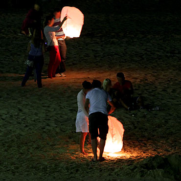 Nad morzem jest moda na puszczanie lampion�w