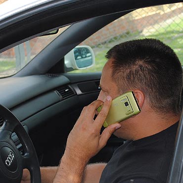 Posypa�y si� mandaty za rozmawianie przez telefon w czasie jazdy