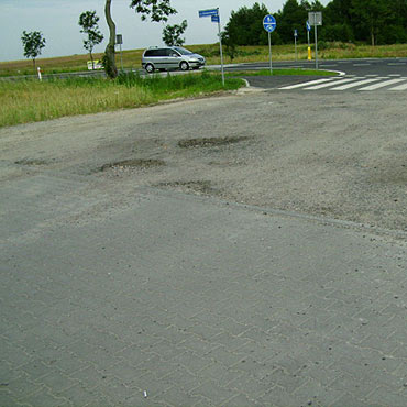 Kamień Pom.: Pozostawiono dziurawą drogę