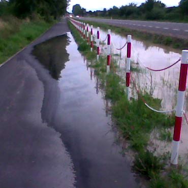 Deszcze zalewają drogę rowerową