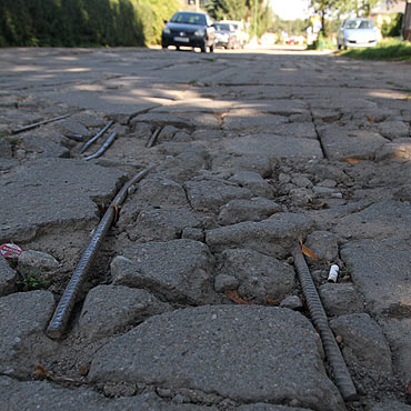 Kamie� Pomorski: Pr�ty wystaj� ze zniszczonej ulicy