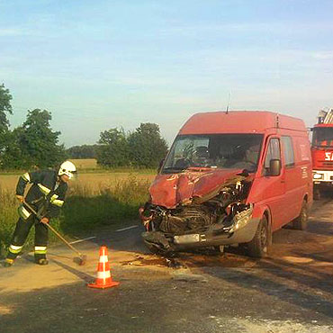 Samlino: Mercedes zderzy� si� z ci�gnikiem. Dwie osoby ranne