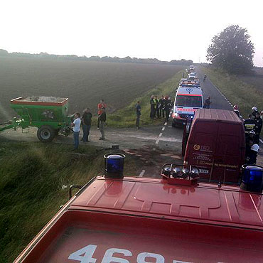 Samlino: Mercedes zderzy� si� z ci�gnikiem. Dwie osoby ranne