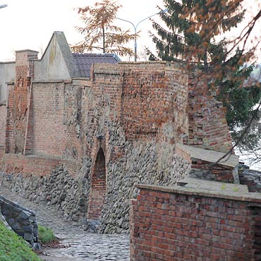 Kamie� Pomorski: Mury obronne wkr�tce mog� si� rozpa��