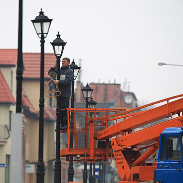 Wieszaj� �wi�teczne lampki