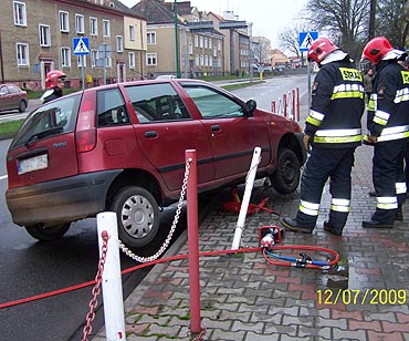 Kamień Pom.: Samochodem wjechała na chodnik