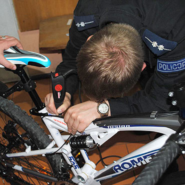 Kamie� Pom.: Zabezpieczyli jedno�lady przed kradzie��