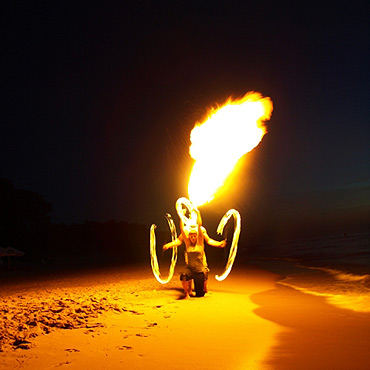 Roz�wietlimy pla��! Fajerwerki i ogie� nad morzem 