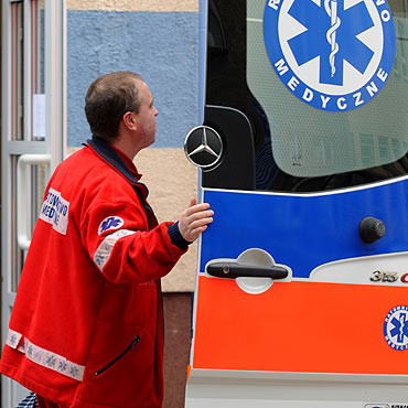 Kamie� Pomorski: Kobieta wpad�a pod samoch�d. Jest ranna