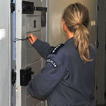 Dziwn�wek: Przy�o�y� ochroniarzowi atrap� pistoletu do skroni