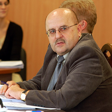 Zatrudnienie sekretarza b�dzie regulowa�a ustawa