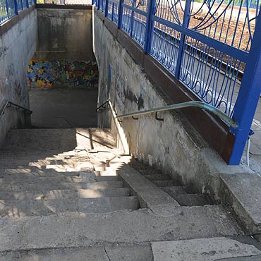 Wolin: Pasa�erowie id�c na poci�g korzystaj� z latarek