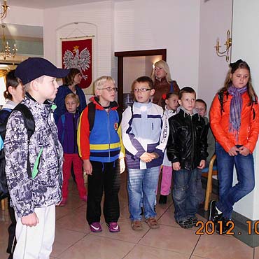Uczniowie przygl�dali si� pracy urz�dnik�w
