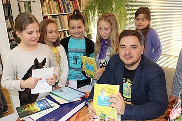 Grzegorz Kasdepke w bibliotece w Międzyzdrojach
