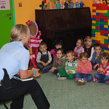Policjanci w trosce o bezpiecze�stwo najm�odszych