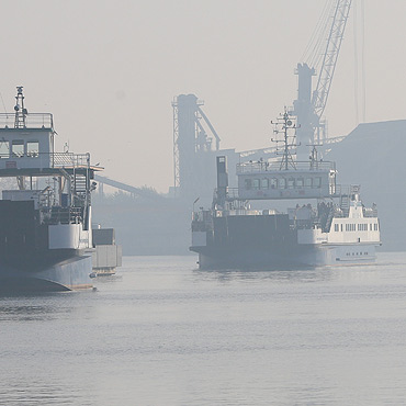 Poranna mg�a spowodowa�a utrudnienia w ruchu poci�g�w i kursowaniu prom�w