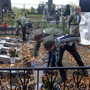 Wolin: Harcerze sprz�tali zapomniane mogi�y