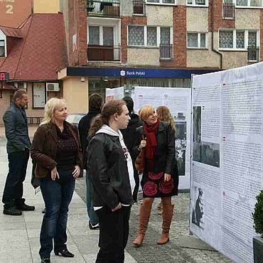 Kamie� Pomorski: Otwarcie wystawy na Starym Rynku