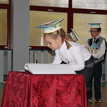 Pasowanie pierwszoklasist�w w Wysokiej Kamie�skiej