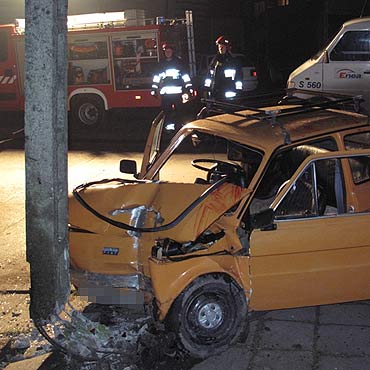 Fiat 126p rozbi� si� na s�upie