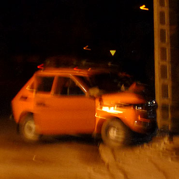 Fiat 126p rozbi� si� na s�upie