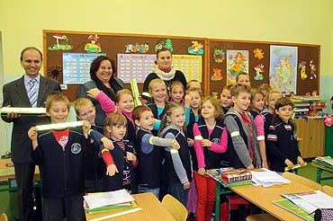 Kamie� Pomorski: Dzieci dosta�y odblaskowe opaski. B�d� bezpieczniejsze na drodze