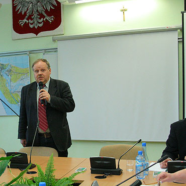 Mieszka�cowi przeszkadza krzy� w urz�dzie 