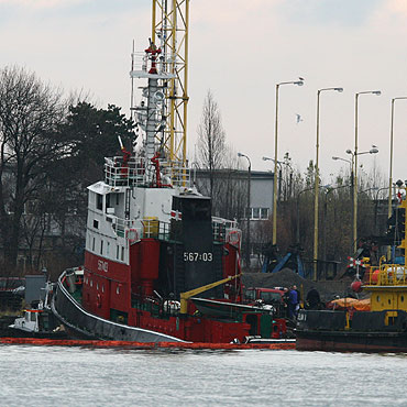 Zderzenie tankowca! Stra�ak-25 do po�owy zatopiony