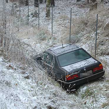 Spad� �nieg. BMW wpad�o w po�lizg i wjecha�o do rowu