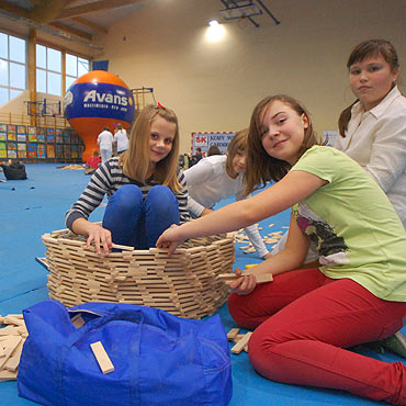 Kamie� Pomorski: 1200 kilogram�w drewnianych klock�w. Wybudowano wie�� po sam sufit