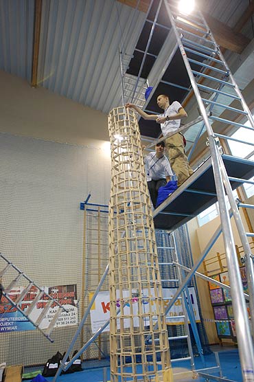 Kamień Pomorski: 1200 kilogramów drewnianych klocków. Wybudowano wieżę po sam sufit