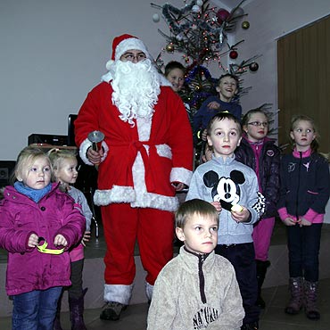 Chrz�szczewo: Dzieci oczekiwa�y na �w. Miko�aja