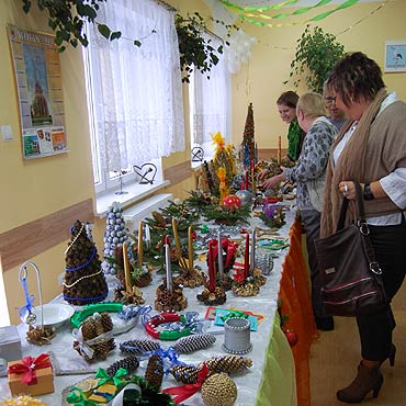 Koncert kol�d i miko�ajkowy kiermasz �wi�teczny w Ostromicach